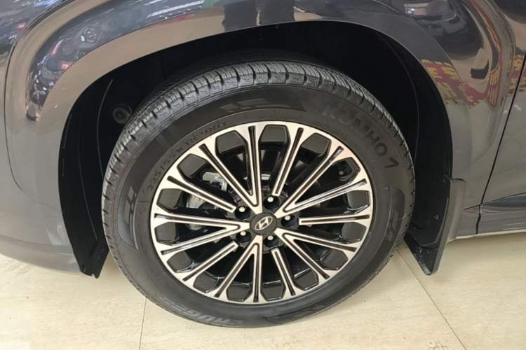 Used Hyundai Custo 2024 270TGDi LUX Prestige Edition Left Front Wheel Hub