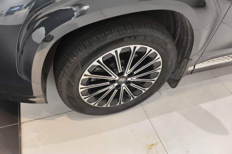 Used Hyundai Custo 2024 270TGDi LUX Prestige Edition Left Front Wheel Hub