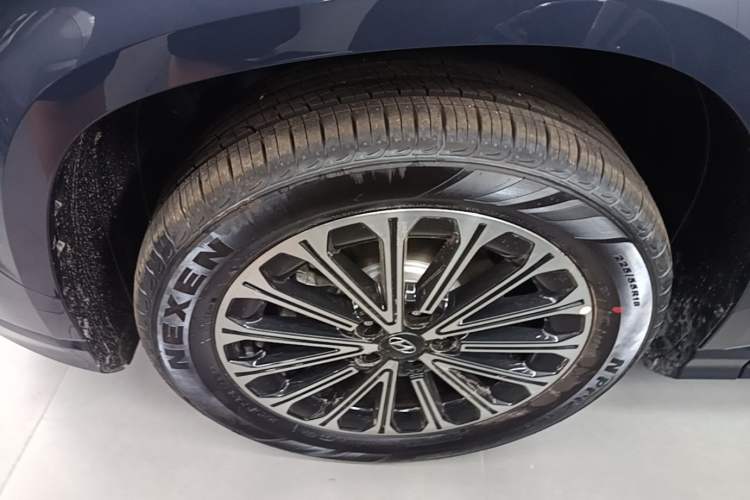 Used Hyundai Custo 2024 270TGDi LUX Prestige Edition Left Front Wheel Hub