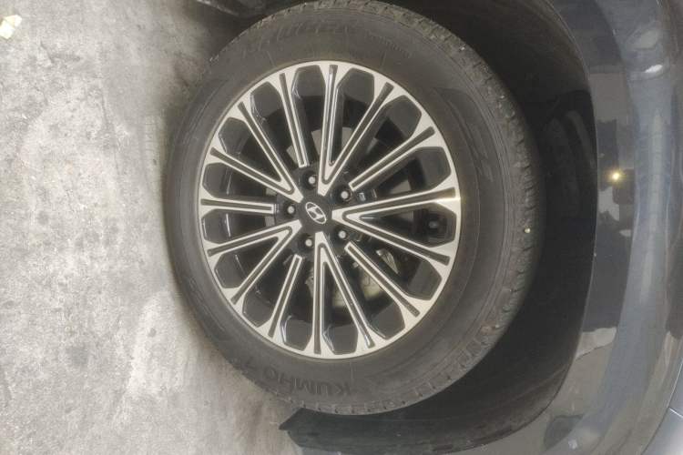 Used Hyundai Custo 2024 270TGDi LUX Prestige Edition Right Front Wheel Hub