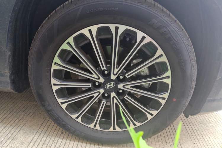 Used Hyundai Custo 2024 270TGDi LUX Prestige Edition Right Front Wheel Hub