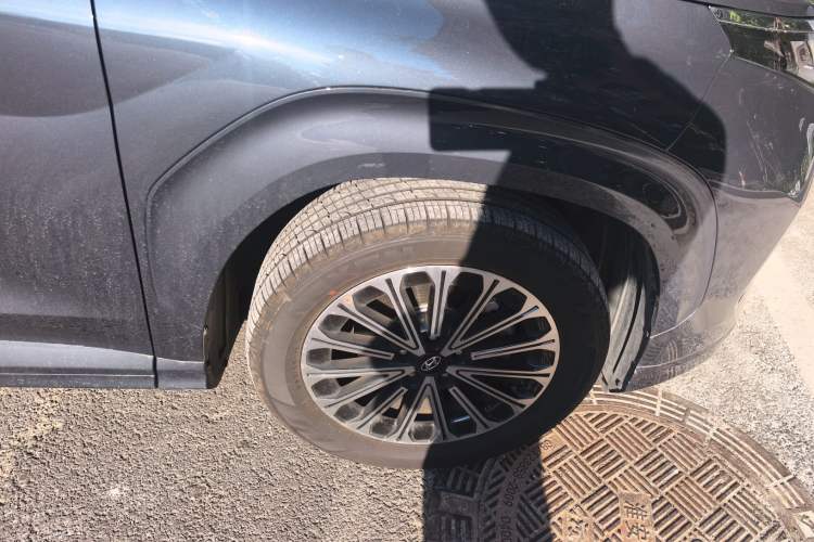 Used Hyundai Custo 2024 270TGDi LUX Prestige Edition Right Front Wheel Hub
