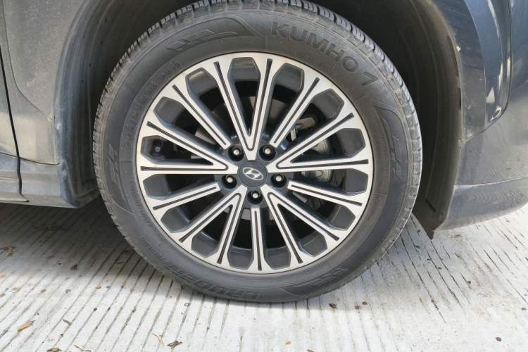 Used Hyundai Custo 2024 270TGDi LUX Prestige Edition Right Front Wheel Hub