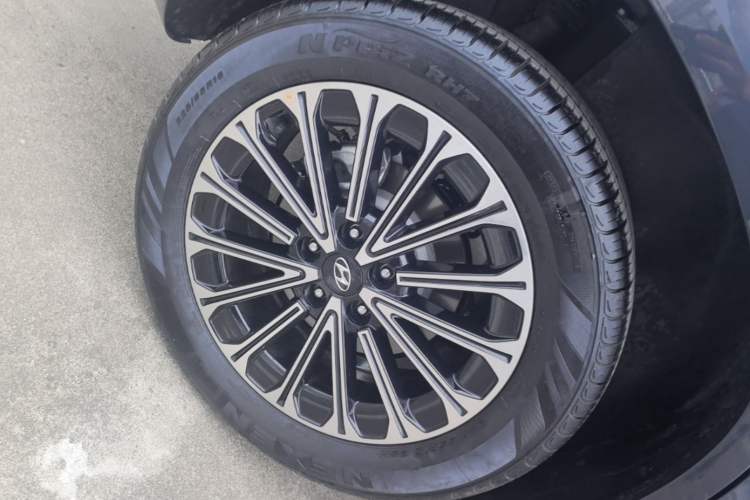 Used Hyundai Custo 2024 270TGDi LUX Prestige Edition Right Rear Wheel Hub