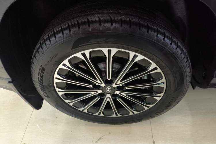 Used Hyundai Custo 2024 270TGDi LUX Prestige Edition Right Rear Wheel Hub