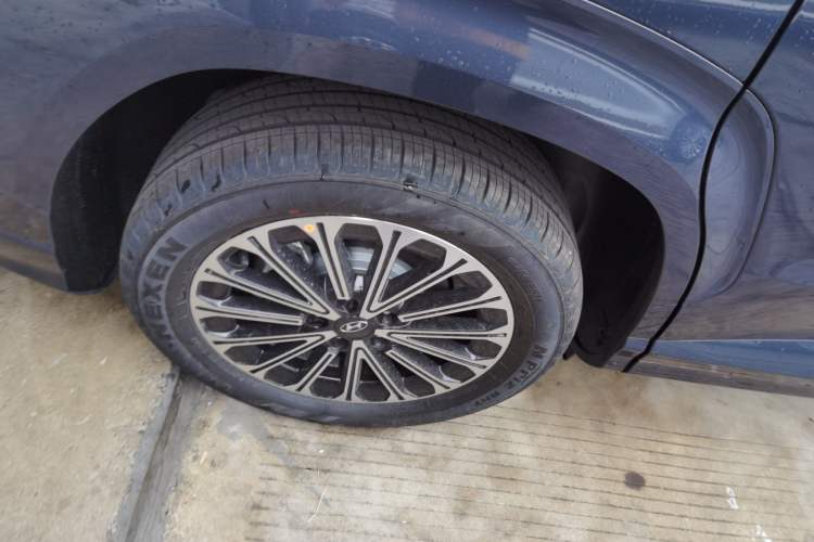 Used Hyundai Custo 2024 270TGDi LUX Prestige Edition Right Rear Wheel Hub