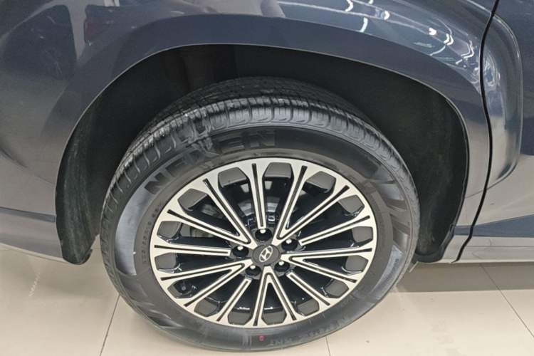 Used Hyundai Custo 2024 270TGDi LUX Prestige Edition Right Rear Wheel Hub