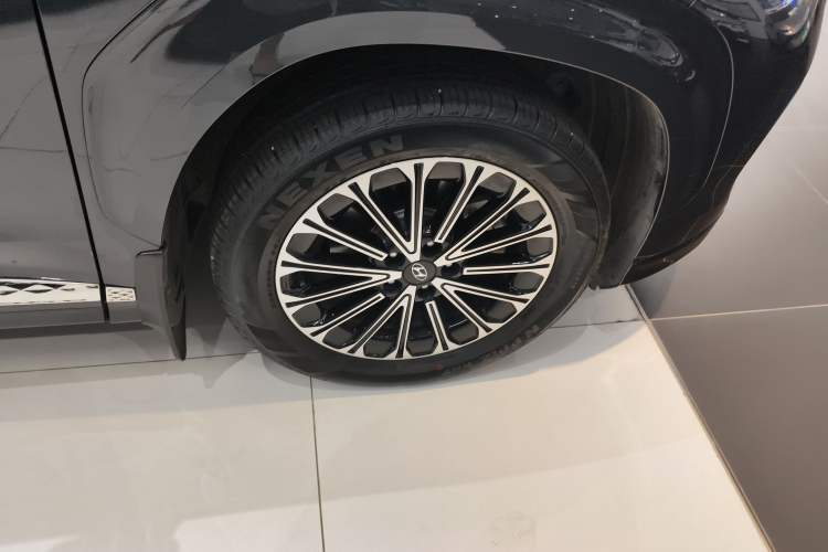 Used Hyundai Custo 2024 270TGDi LUX Prestige Edition Right Rear Wheel Hub