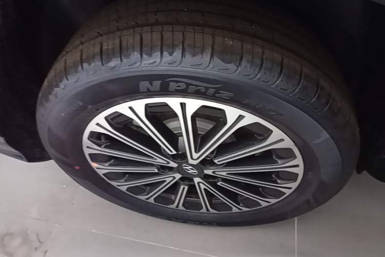 Used Hyundai Custo 2024 270TGDi LUX Prestige Edition Right Rear Wheel Hub