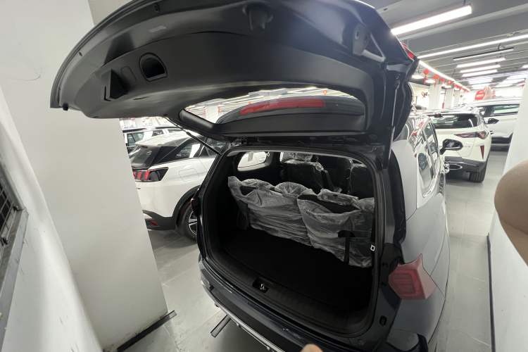 Used Hyundai Custo 2024 270TGDi LUX Prestige Edition Trunk