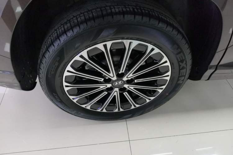 Used Hyundai Custo 2024 270TGDi LUX Prestige Edition Exterior 5