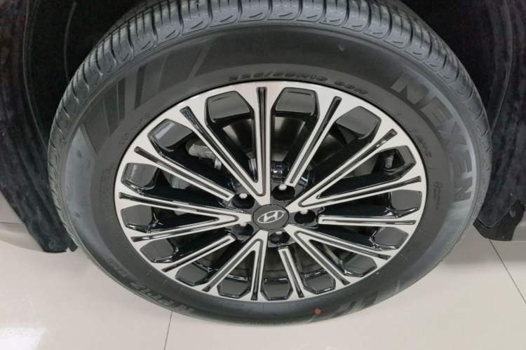 Used Hyundai Custo 2024 270TGDi LUX Prestige Edition Left Front Wheel Hub