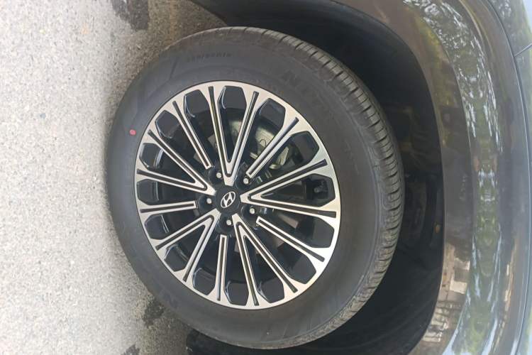 Used Hyundai Custo 2024 270TGDi LUX Prestige Edition Right Front Wheel Hub