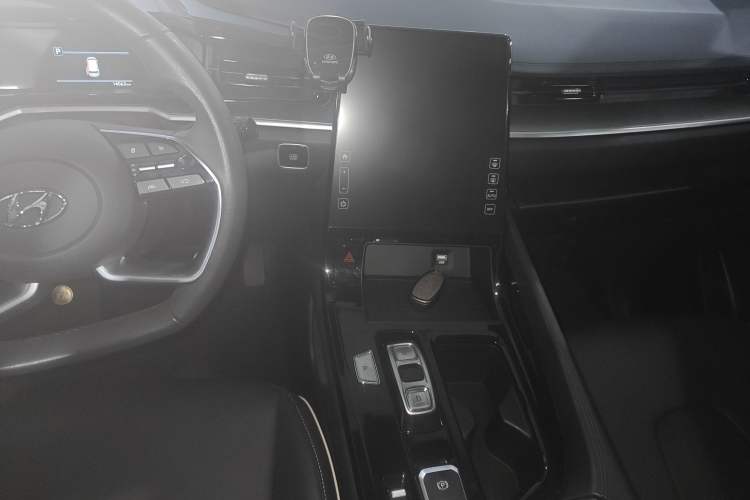 Used Hyundai Custo 2024 270TGDi LUX Prestige Edition Audio And AC Panel