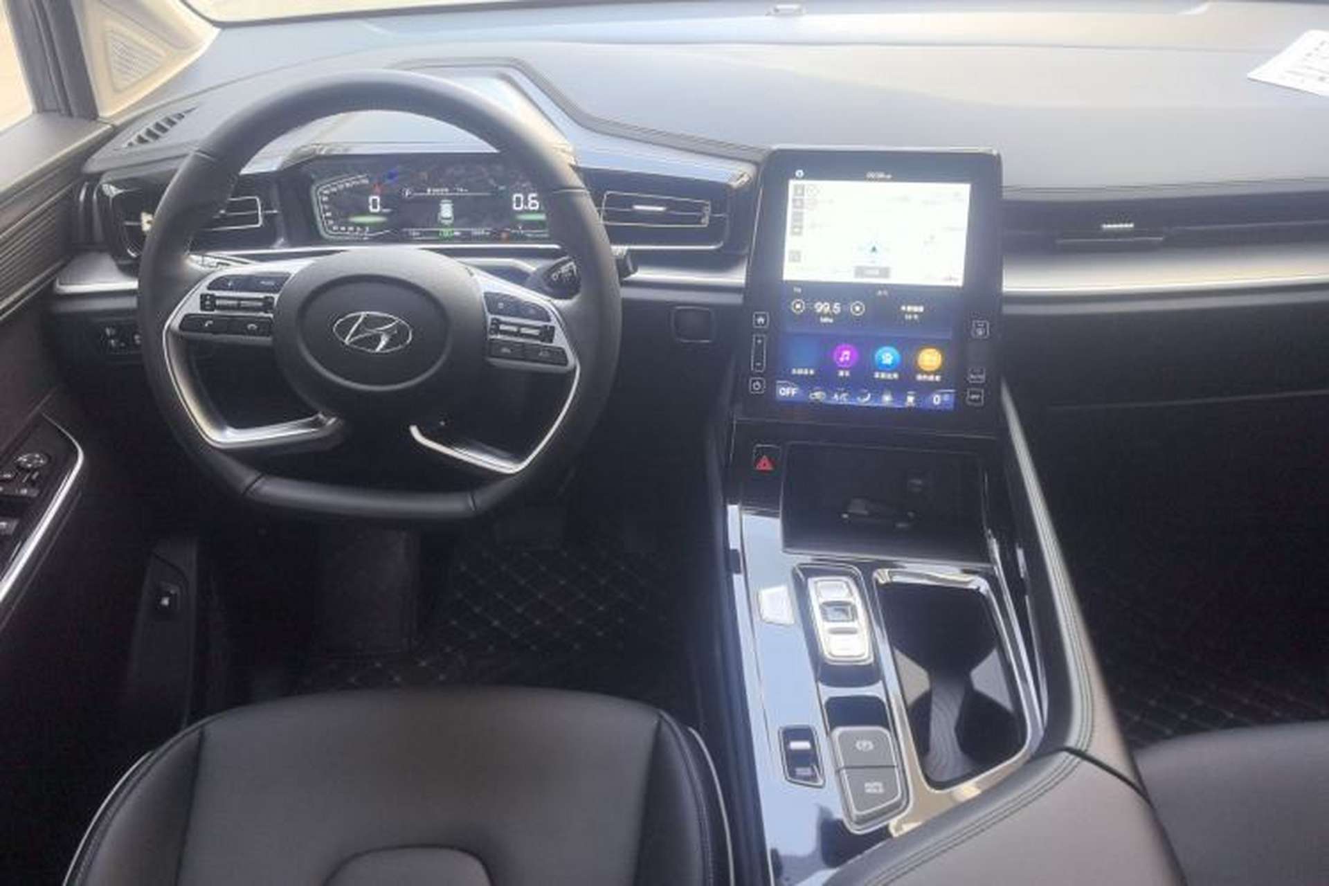 Used Hyundai Custo 2024 270TGDi LUX Prestige Edition Center Console