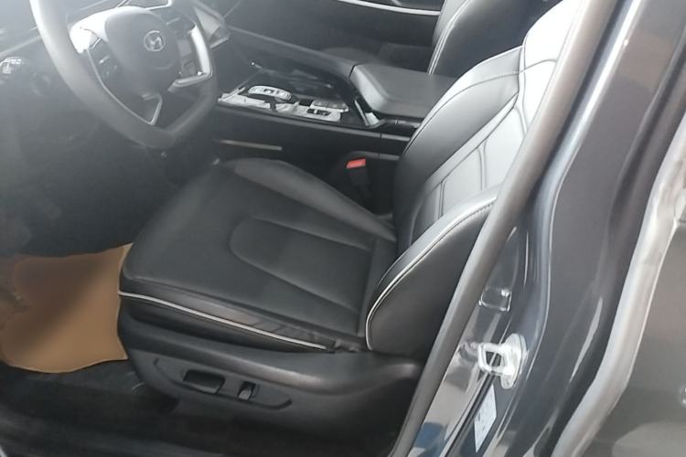 Used Hyundai Custo 2024 270TGDi LUX Prestige Edition Left Front Seat