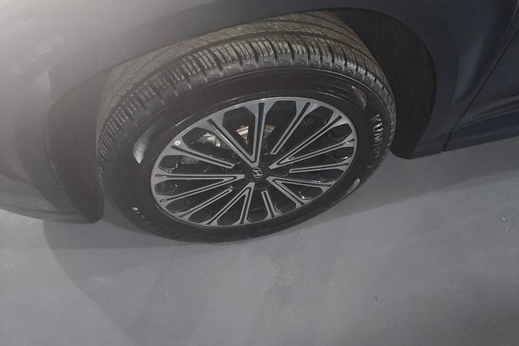 Used Hyundai Custo 2024 270TGDi LUX Prestige Edition Left Front Wheel Hub