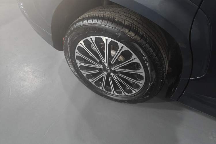 Used Hyundai Custo 2024 270TGDi LUX Prestige Edition Right Rear Wheel Hub