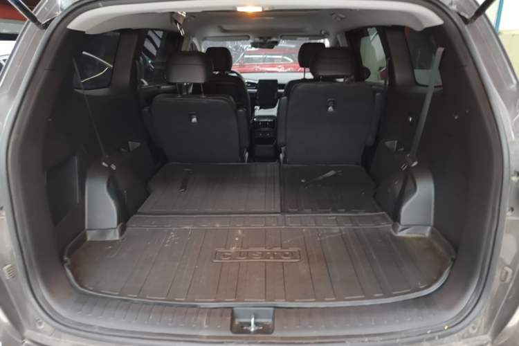 Used Hyundai Custo 2024 270TGDi LUX Prestige Edition Trunk