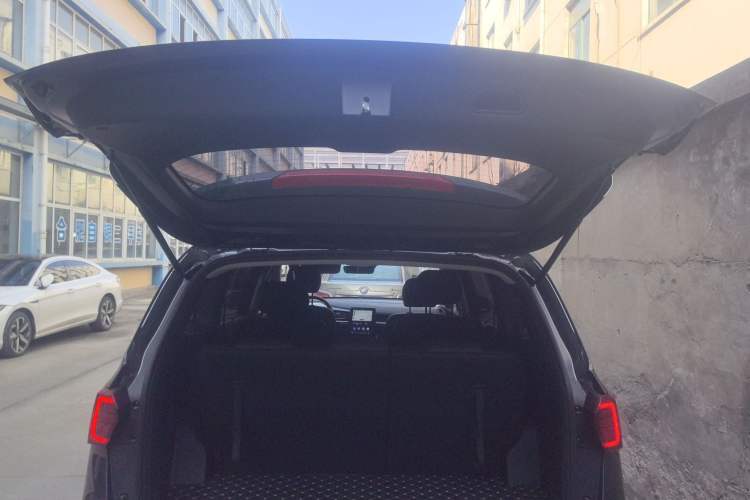 Used Hyundai Custo 2024 270TGDi LUX Prestige Edition Trunk