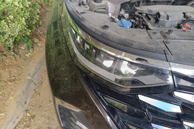 Used Hyundai Custo 2024 270TGDi LUX Prestige Edition Right Front Headlight