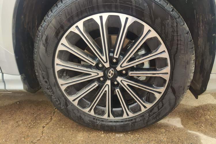 Used Hyundai Custo 2024 270TGDi LUX Prestige Edition Right Front Wheel Hub