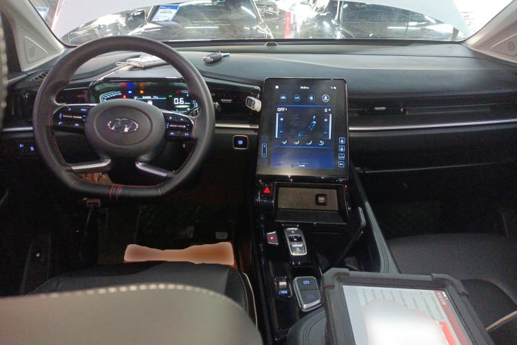 Used Hyundai Custo 2024 270TGDi LUX Prestige Edition Center Console