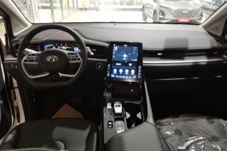 Used Hyundai Custo 2024 270TGDi LUX Prestige Edition Center Console