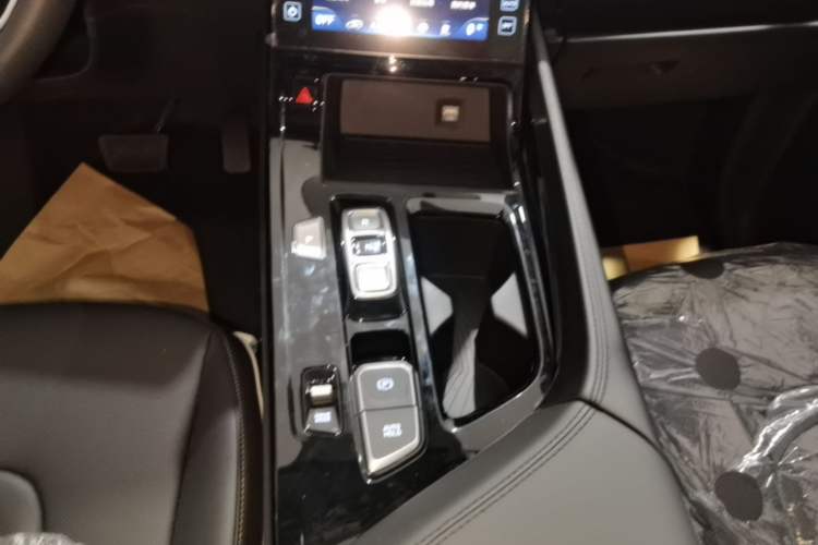Used Hyundai Custo 2024 270TGDi LUX Prestige Edition Gear Lever