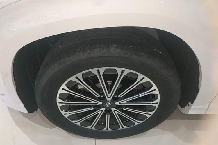 Used Hyundai Custo 2024 270TGDi LUX Prestige Edition Left Front Wheel Hub