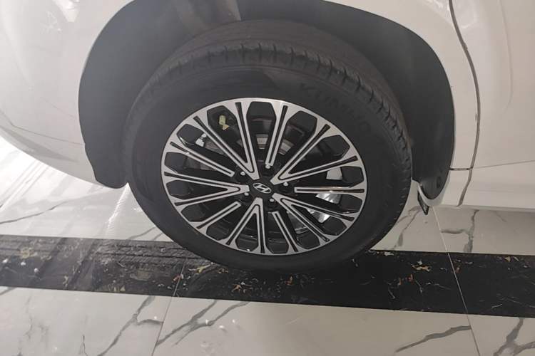 Used Hyundai Custo 2024 270TGDi LUX Prestige Edition Right Rear Wheel Hub