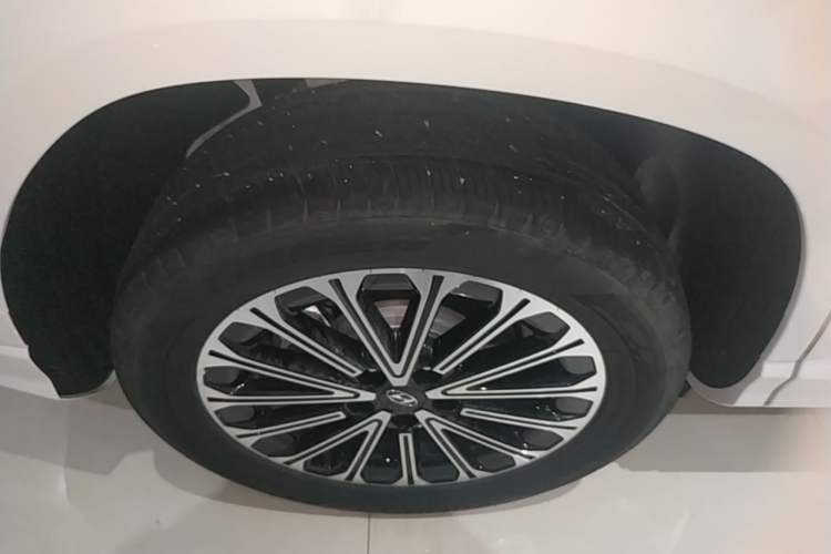 Used Hyundai Custo 2024 270TGDi LUX Prestige Edition Right Rear Wheel Hub