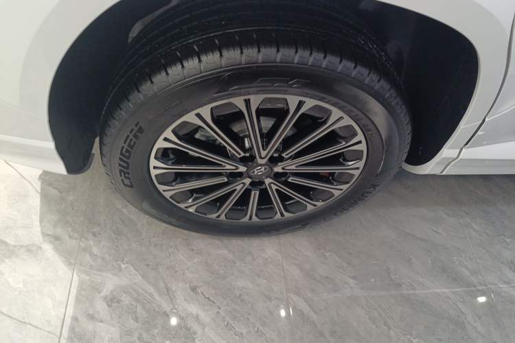 Used Hyundai Custo 2024 270TGDi LUX Prestige Edition Right Rear Wheel Hub