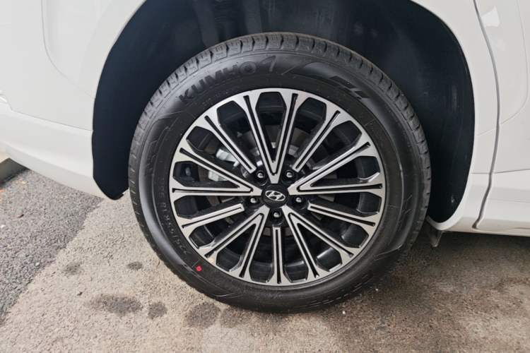 Used Hyundai Custo 2024 270TGDi LUX Prestige Edition Right Rear Wheel Hub