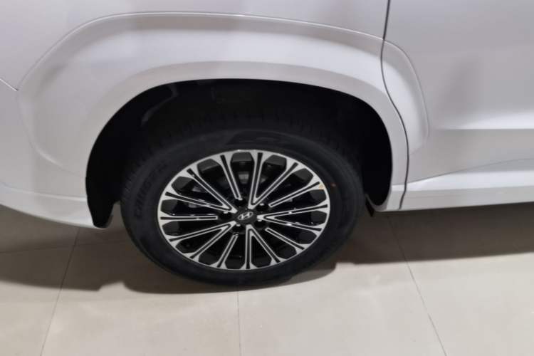 Used Hyundai Custo 2024 270TGDi LUX Prestige Edition Right Rear Wheel Hub
