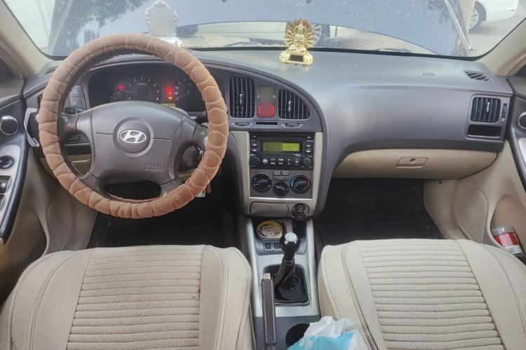 Used Hyundai Elantra 2005 1.6L Manual Luxury Model Center Console