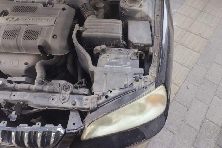 Used Hyundai Elantra 2005 1.6L Manual Luxury Model Engine Bay Left