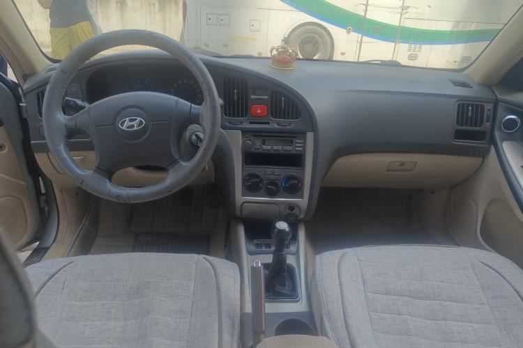Used Hyundai Elantra 2005 1.6L Manual Luxury Model Center Console