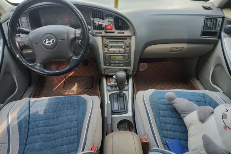 Used Hyundai Elantra 2005 1.6L Automatic Luxury Edition Center Console