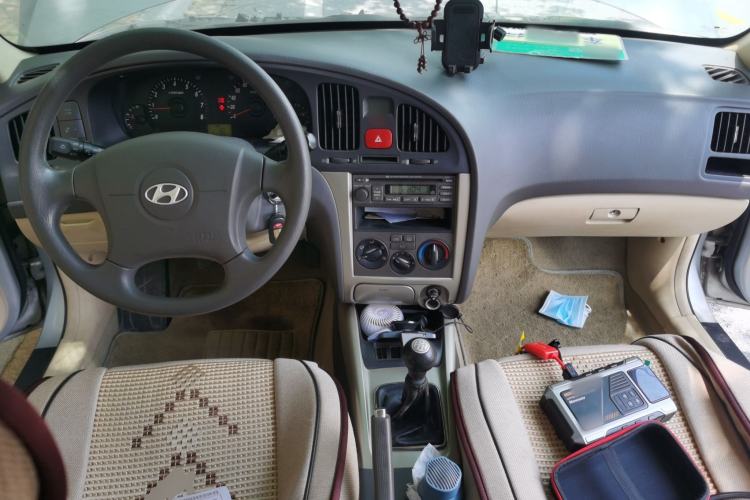 Used Hyundai Elantra 2005 1.6L Manual Luxury Model Center Console