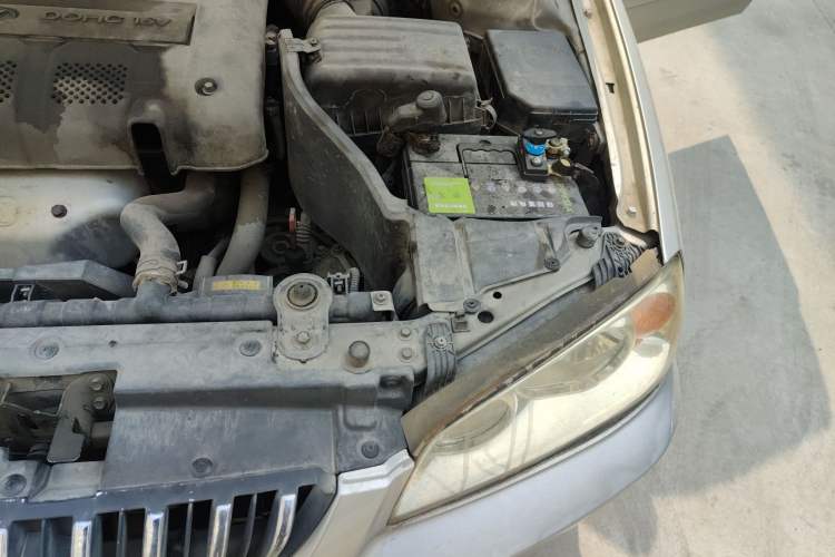 Used Hyundai Elantra 2005 1.6L Automatic Luxury Edition Engine Bay Left