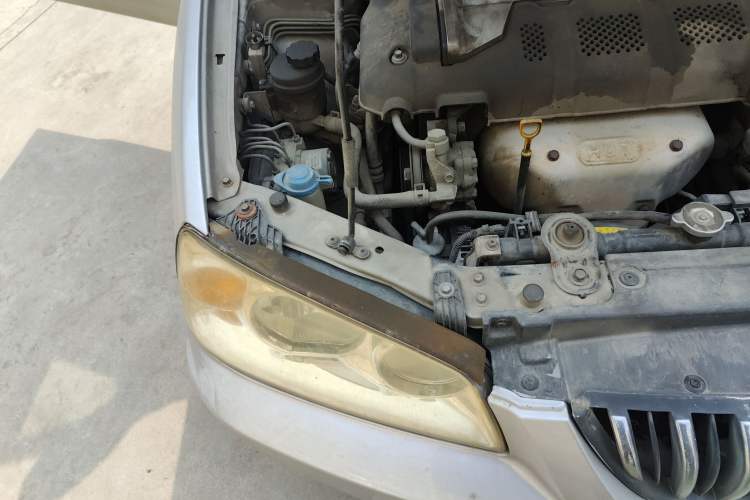 Used Hyundai Elantra 2005 1.6L Automatic Luxury Edition Engine Bay Right