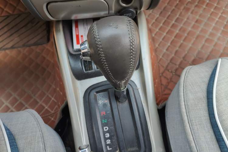 Used Hyundai Elantra 2005 1.6L Automatic Luxury Edition Gear Lever