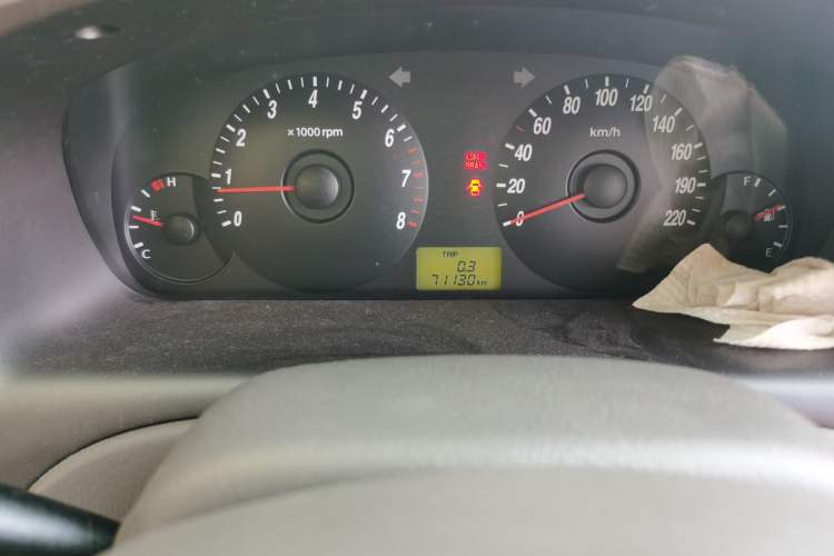 Used Hyundai Elantra 2005 1.6L Manual Luxury Model Odometer Close Up