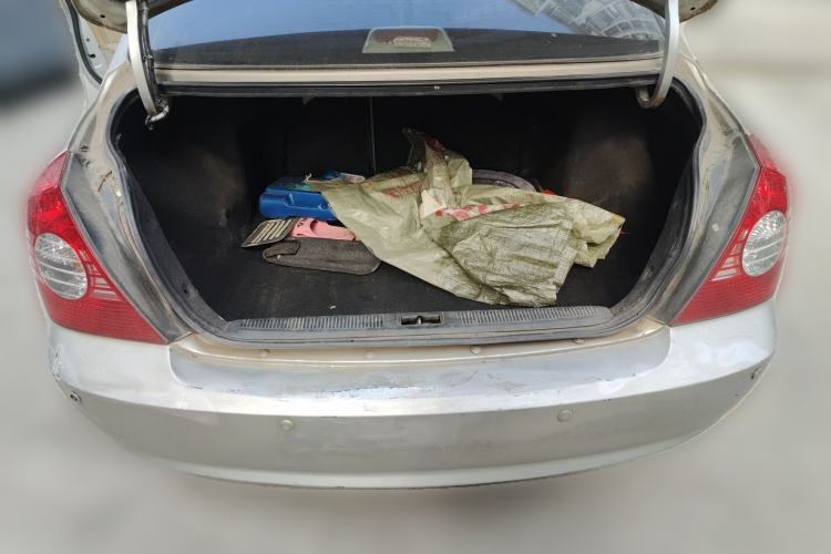 Used Hyundai Elantra 2005 1.6L Automatic Luxury Edition Trunk