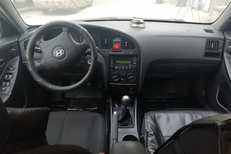Used Hyundai Elantra 2007 1.6L Hatchback Manual Luxury Model Center Console