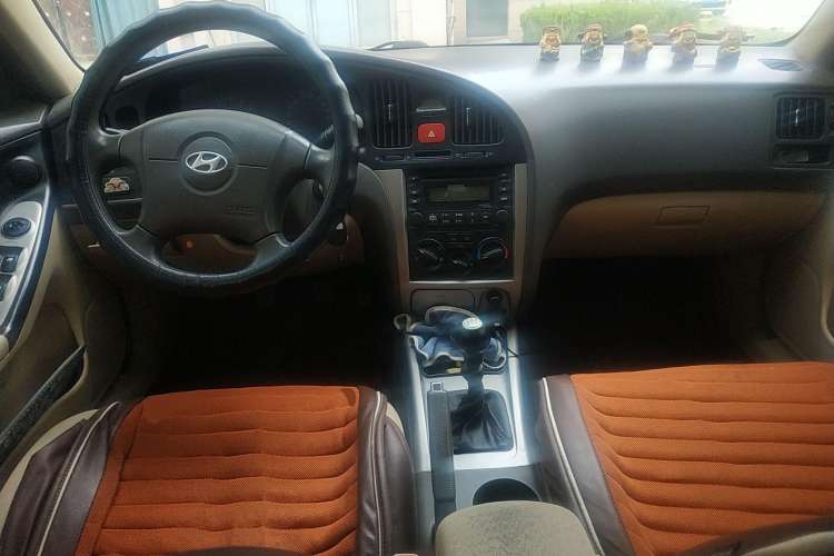 Used Hyundai Elantra 2007 1.6L Manual Comfort Model Center Console