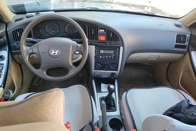 Used Hyundai Elantra 2007 1.6L Manual Comfort Model Center Console