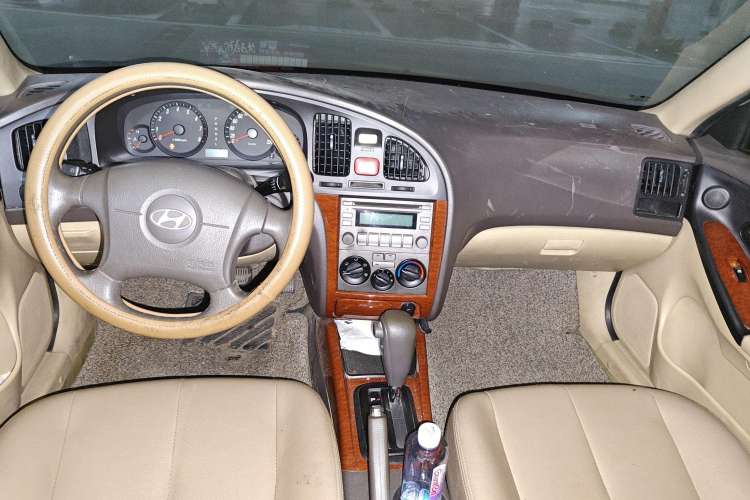 Used Hyundai Elantra 2007 1.6L Automatic Comfort Edition Center Console