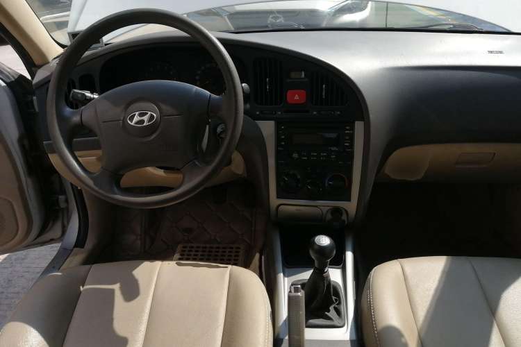 Used Hyundai Elantra 2007 1.6L Manual Comfort Model Center Console